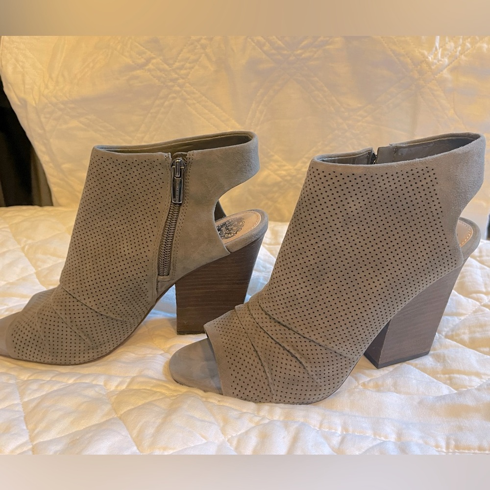 Vince Camuto open toe booties Sz9
